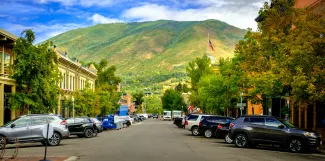 picture of busy downtown aspen